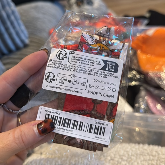 NWT thin red decorative scarf - Picture 2 of 2